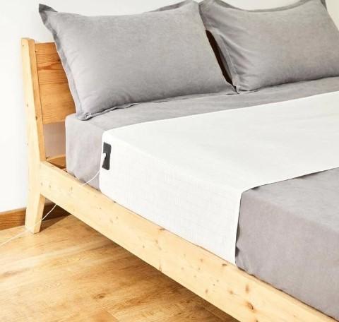 Ozemljitvena rjuha na postelji